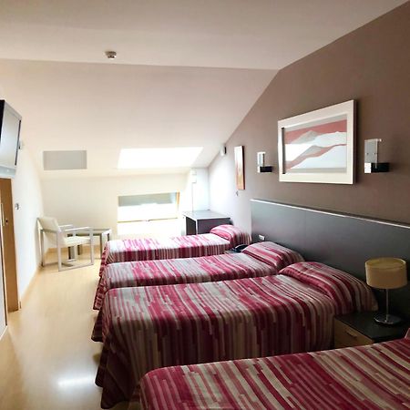 Hotel Villa De Cacabelos Bagian luar foto