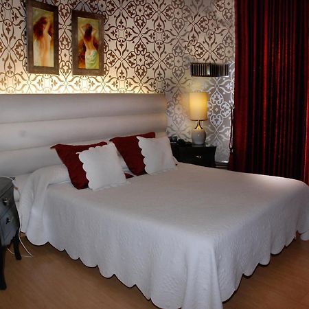Hotel Villa De Cacabelos Bagian luar foto