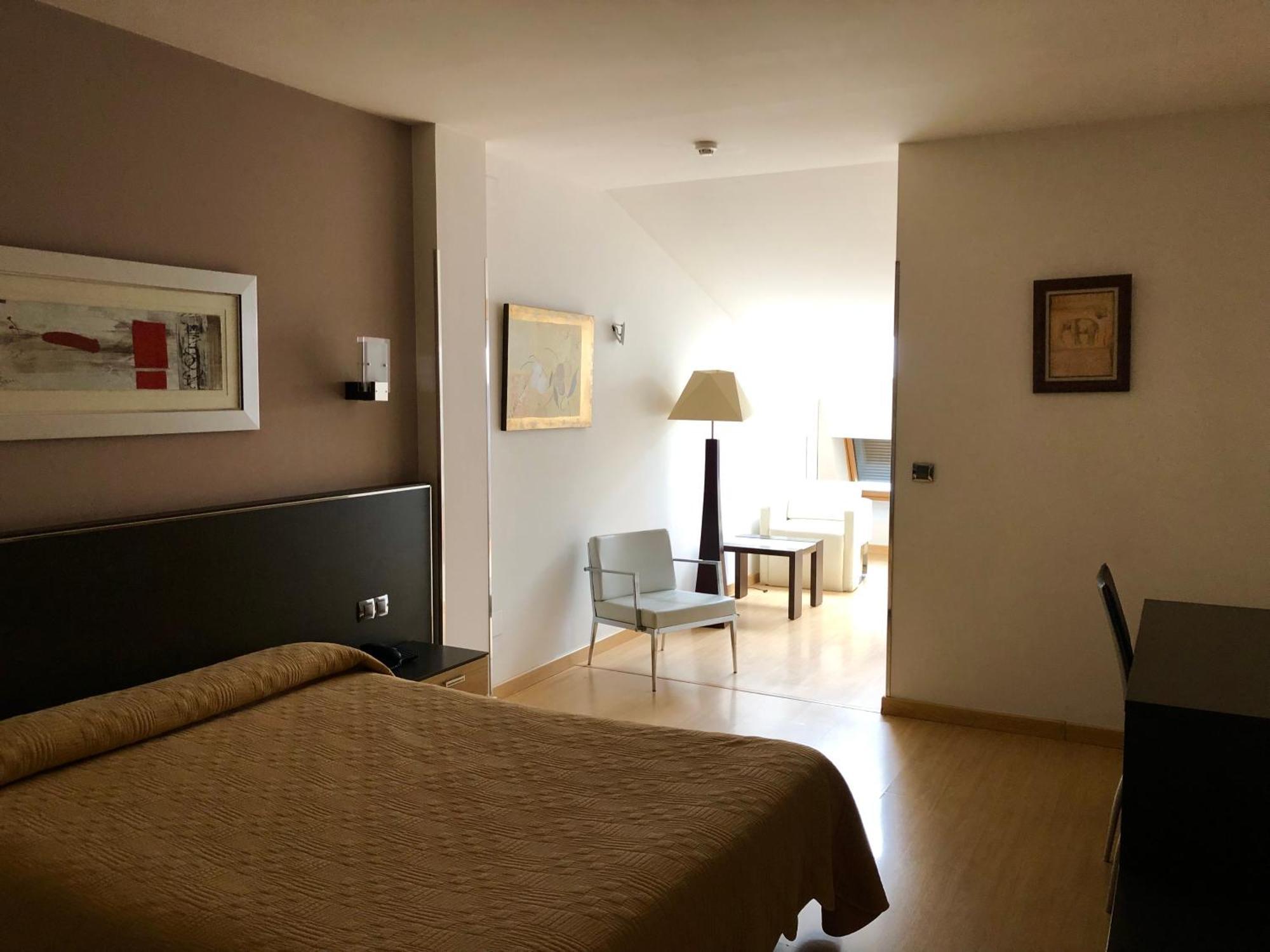 Hotel Villa De Cacabelos Bagian luar foto