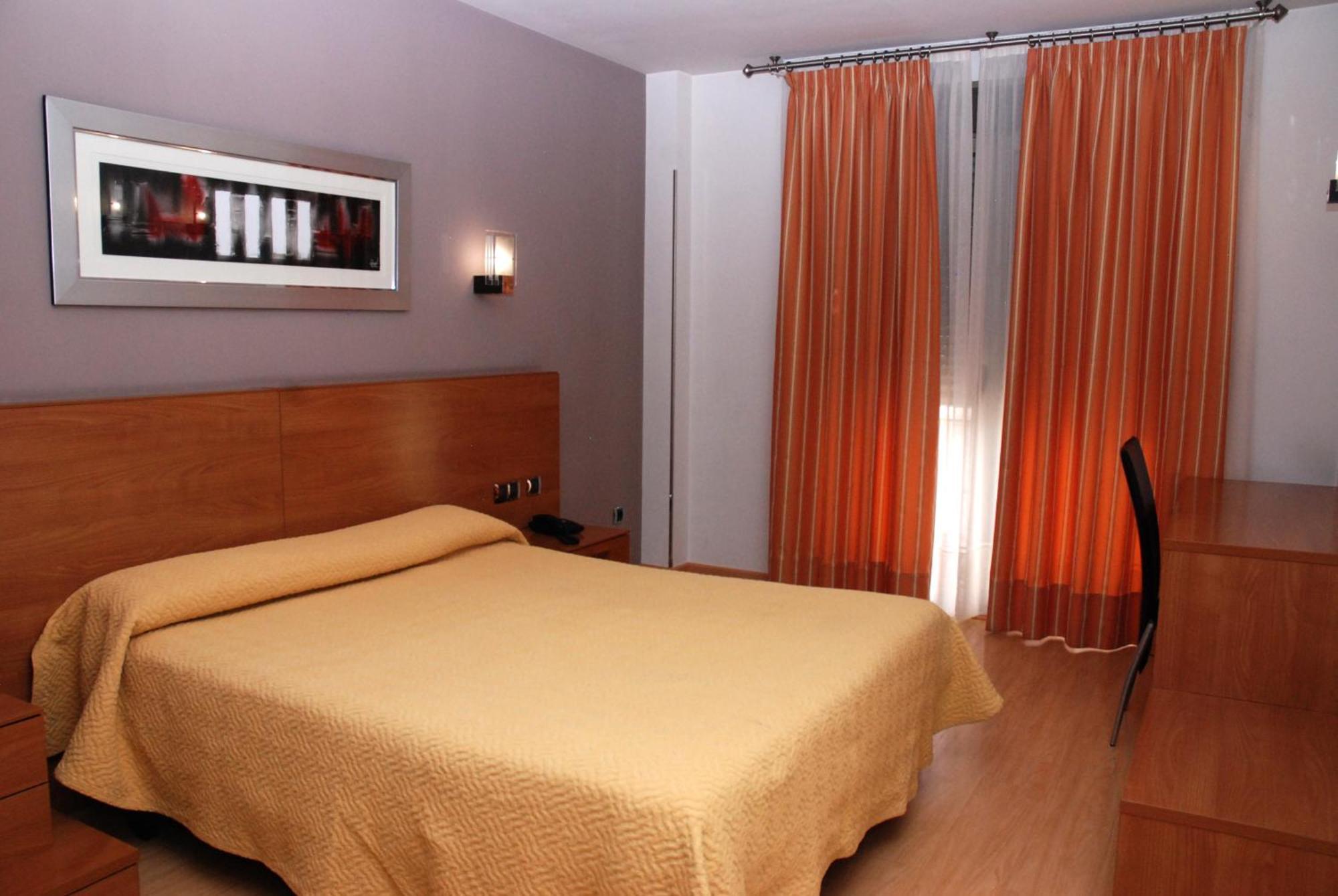 Hotel Villa De Cacabelos Bagian luar foto