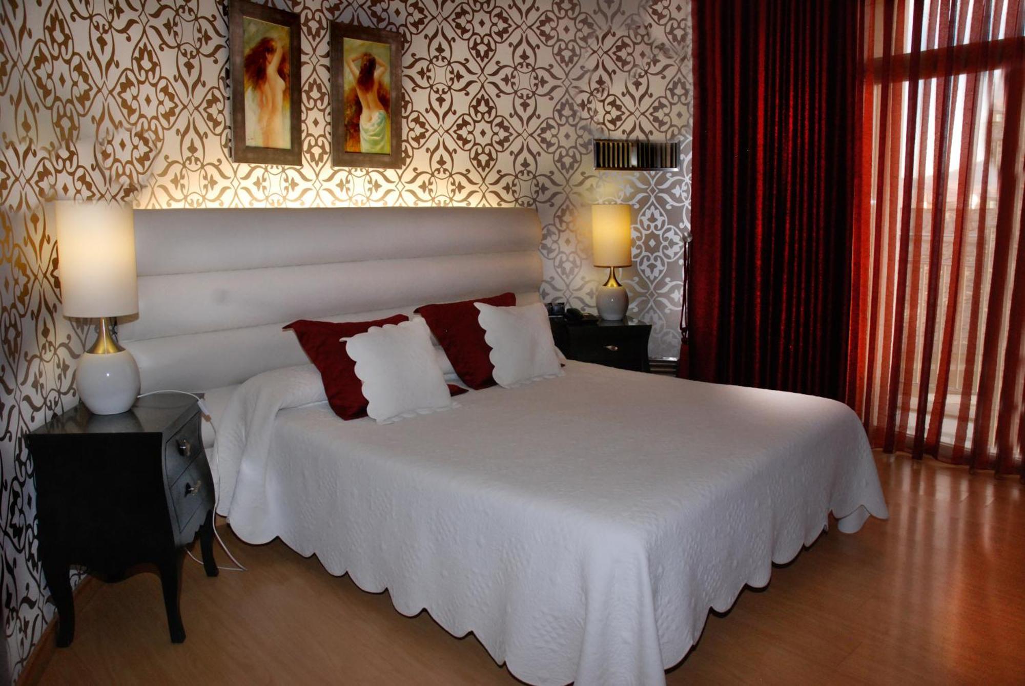 Hotel Villa De Cacabelos Bagian luar foto