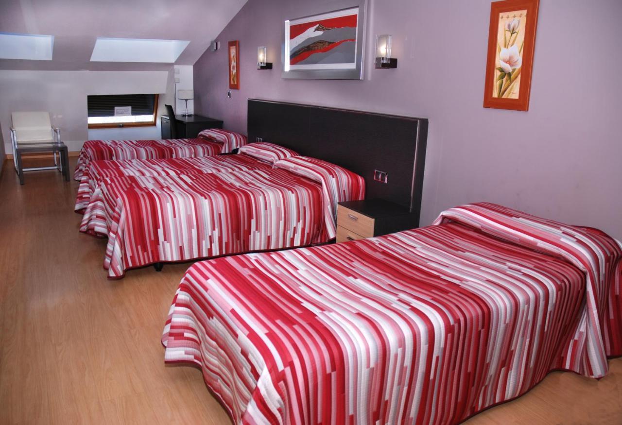 Hotel Villa De Cacabelos Bagian luar foto
