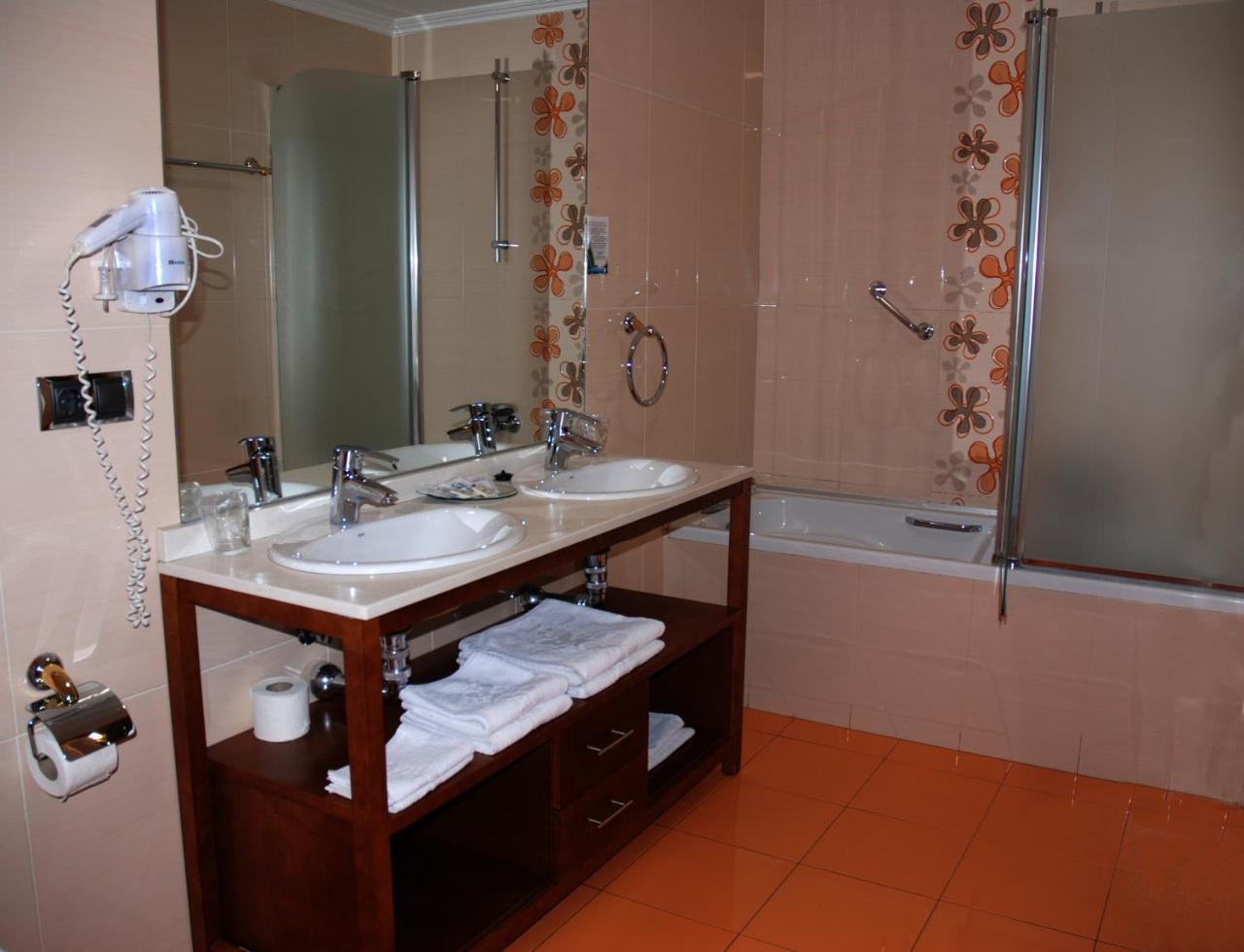 Hotel Villa De Cacabelos Bagian luar foto
