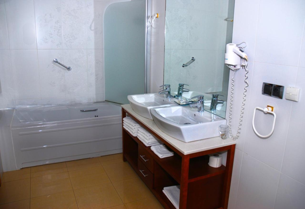 Hotel Villa De Cacabelos Bagian luar foto