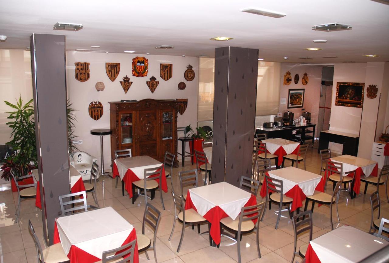 Hotel Villa De Cacabelos Bagian luar foto