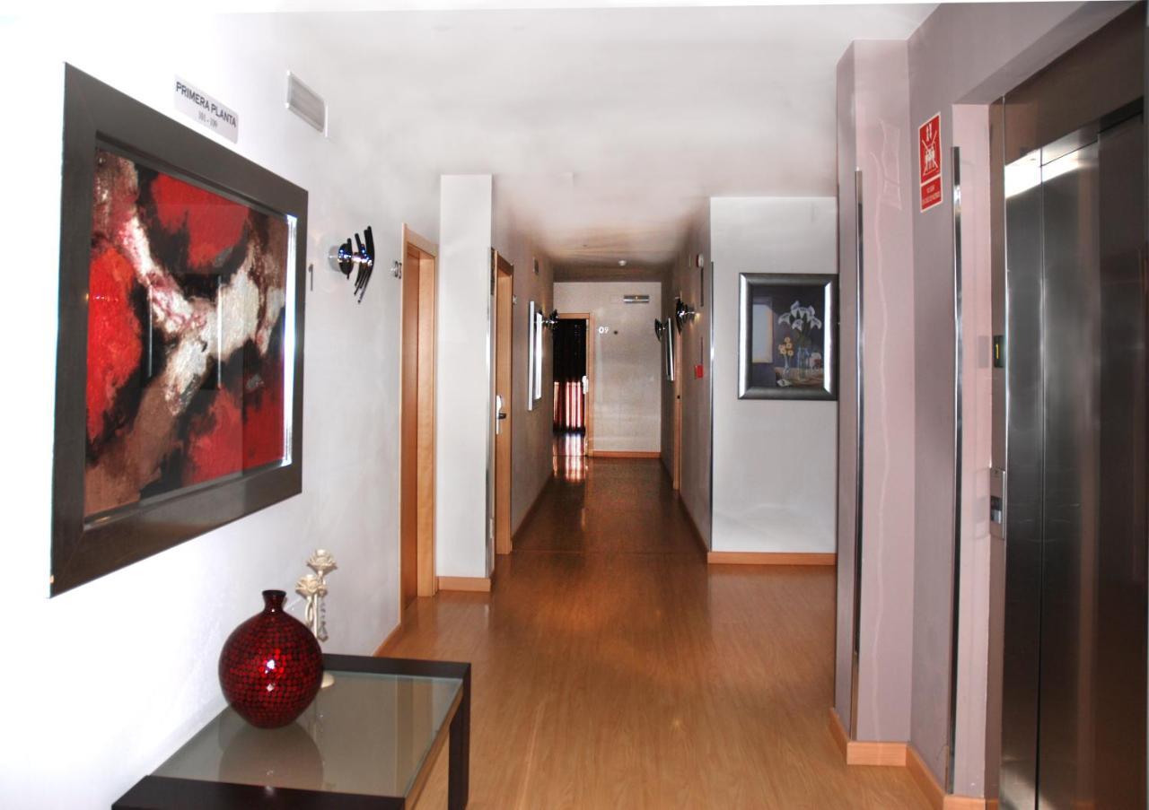Hotel Villa De Cacabelos Bagian luar foto