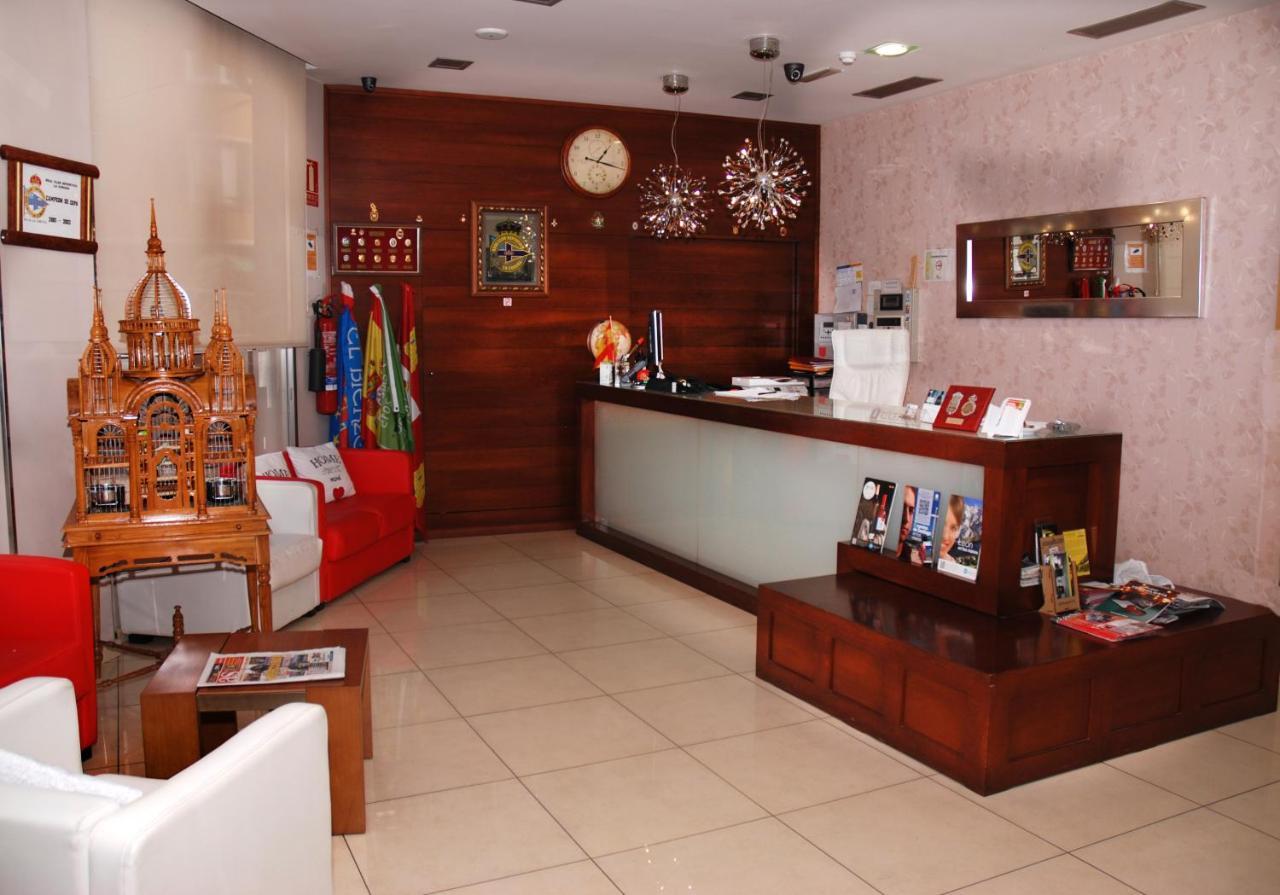 Hotel Villa De Cacabelos Bagian luar foto